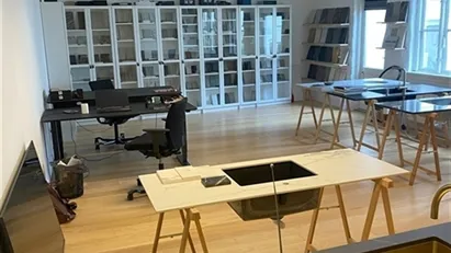 Behandlerrum tilbagetrukket i gågaden Behandlerrum tilbagetrukket i gågaden