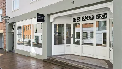 Butik/klinik/kontor med store facadevinduer Butik/klinik/kontor med store facadevinduer