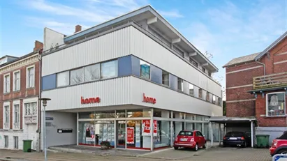 Klinik/kontor på 1. sal med udsigt til Slotssøen Klinik/kontor på 1. sal med udsigt til Slotssøen