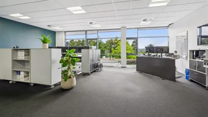 Udsigtskontor i flerbrugerhus med kantine Udsigtskontor i flerbrugerhus med kantine