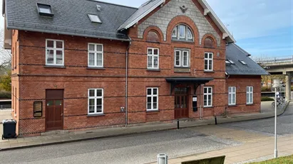Spændende lokale i Den Gamle Banegård i Hadsten. Spændende lokale i Den Gamle Banegård i Hadsten.
